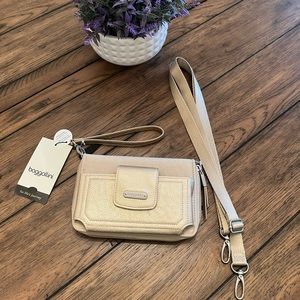 NWT. Baggalini Crossbody Wallet
